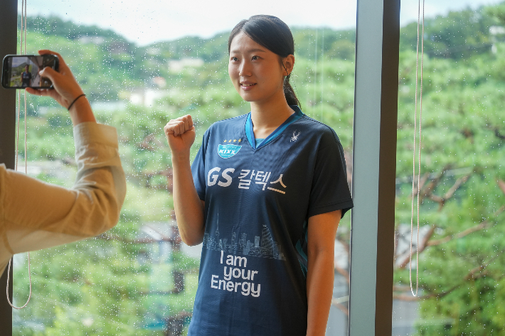 포즈 취하는 권민지. GS칼텍스