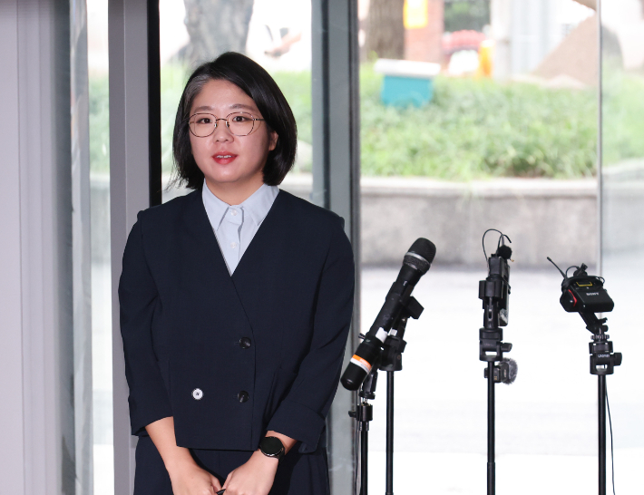 용혜인 성평등가족부 장관 후보자가 2일 서울 서대문구에 마련된 인사청문회 준비 사무실로 출근하며 취재진의 질문에 답하고 있다. 연합뉴스