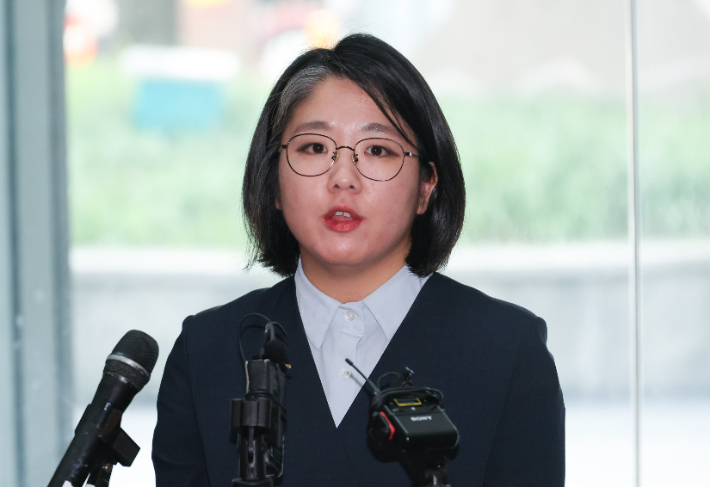 용혜인 성평등가족부 장관 후보자가 2일 서울 서대문구에 마련된 인사청문회 준비 사무실로 출근하며 취재진의 질문에 답하고 있다. 연합뉴스