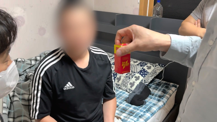'러시' 매수자를 검거하는 모습. 부산세관 제공
