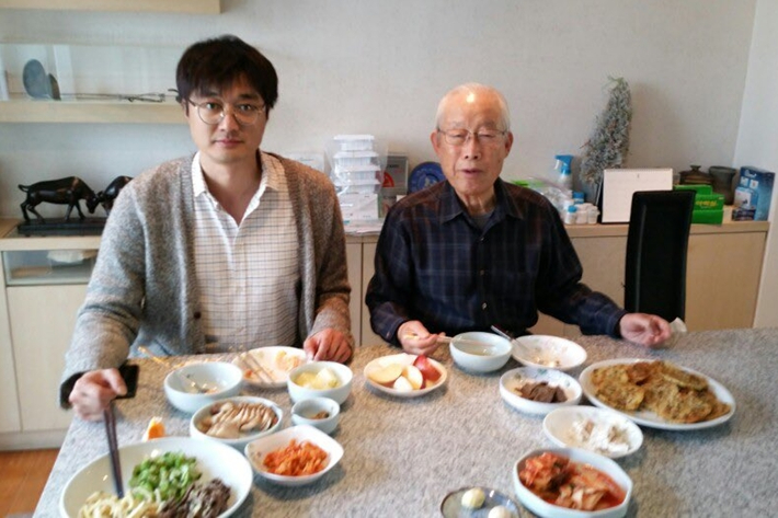 왼쪽부터 가수 이장원, 이장원의 조부 이현섭씨. 이장원 트위터