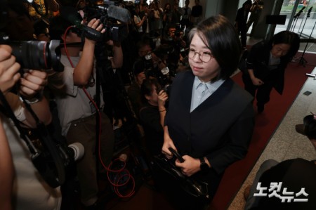 용혜인 성평등가족부 장관 후보자가 2일 오전 서울 서대문구에 마련된 인사청문회 준비 사무실로 출근하고 있다.