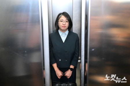 용혜인 성평등가족부 장관 후보자가 2일 오전 서울 서대문구 한국청소년활동진흥원에 마련된 인사청문회 준비 사무실로 출근하고 있다.
