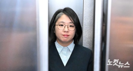 용혜인 성평등가족부 장관 후보자가 2일 오전 서울 서대문구 한국청소년활동진흥원에 마련된 인사청문회 준비 사무실로 출근하고 있다.