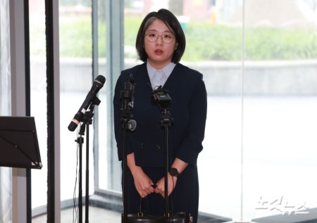 용혜인 성평등가족부 장관 후보자가 2일 오전 서울 서대문구에 마련된 인사청문회 준비 사무실로 출근하고 있다.