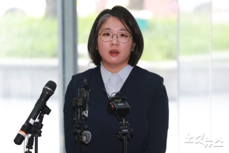 용혜인 성평등가족부 장관 후보자가 2일 오전 서울 서대문구에 마련된 인사청문회 준비 사무실로 출근하고 있다.