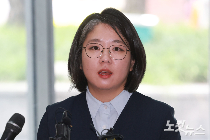 용혜인 성평등가족부 장관 후보자가 2일 오전 서울 서대문구에 마련된 인사청문회 준비 사무실로 출근하고 있다. 류영주 기자