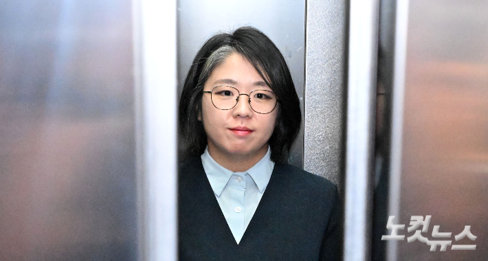 용혜인 성평등가족부 장관 후보자가 2일 오전 서울 서대문구 한국청소년활동진흥원에 마련된 인사청문회 준비 사무실로 출근하고 있다. 류영주 기자
