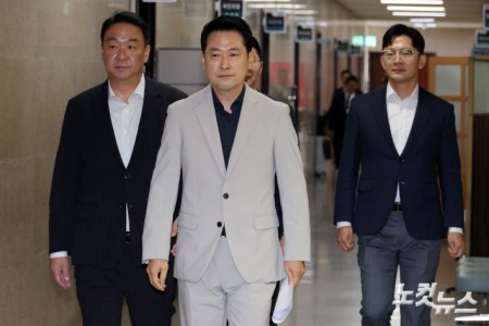국민의힘 장동혁 대표가 2일 서울 여의도 국회에서 현안 관련 기자회견을 위해 이동하고 있다.