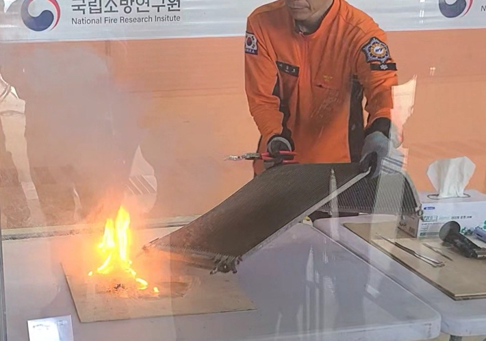 에어컨 혼합 냉매 배관 절단시 화재 발생 상황. 소방청 제공