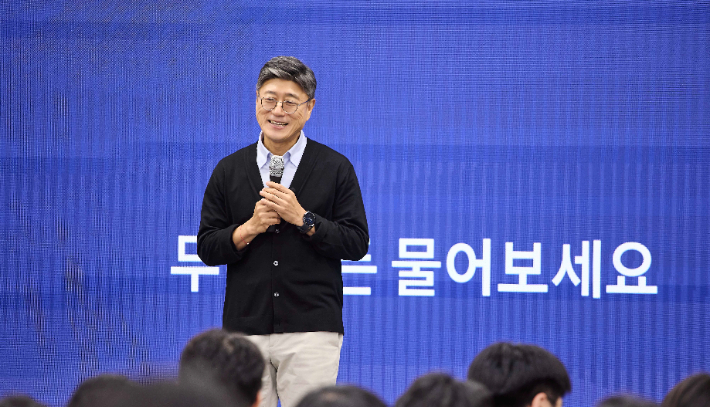 정재헌 SKT CEO가 참석자와 질의응답을 주고받는 모습. SK텔레콤 제공