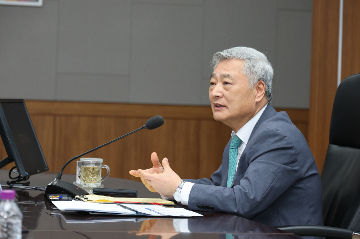 김회천 한수원 사장이 참석한 전사 조직장들에게 당부사항을 전하고 있다. 한수원 제공