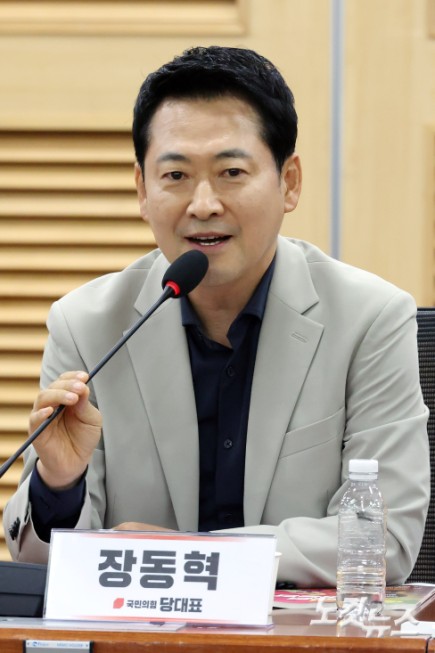 2일 서울 여의도 국회 의원회관에서 열린 국민의힘 정책위원회·대외협력위원회 주최 <대한민국 청년 내집마련 가능한가 -청년이 묻고 전문가들이 답하다>에서 장동혁 대표가 축사를 하고 있다.