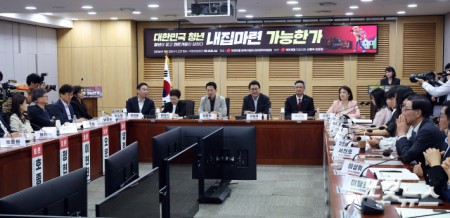2일 서울 여의도 국회 의원회관에서 열린 국민의힘 정책위원회·대외협력위원회 주최 <대한민국 청년 내집마련 가능한가 -청년이 묻고 전문가들이 답하다>에서 장동혁 대표가 축사를 하고 있다.