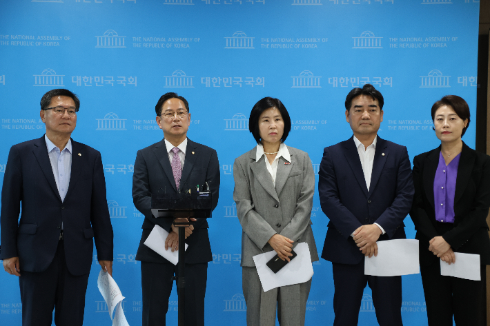 국민의힘 소속 부산지역 국회의원들이 2일 기자회견을 열고 "부산 글로벌 금융심지 육성 약속을 지키라" 금융 공공기관 부산 이전을 촉구했다. 국민의힘 부산시당 제공