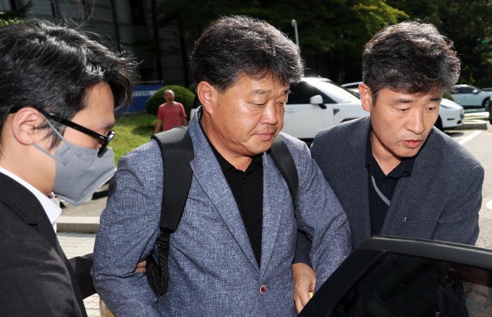 법원 나서는 박창욱 경북도의원. 연합뉴스