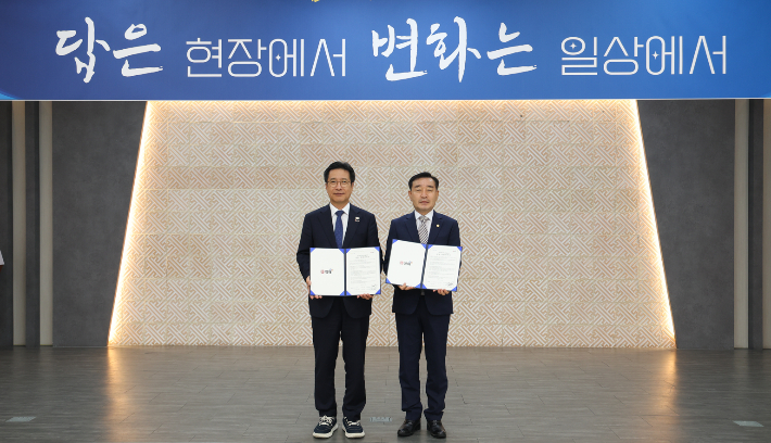정영두 김해시장과 조종현 김해시의회 의장. 김해시청 제공
