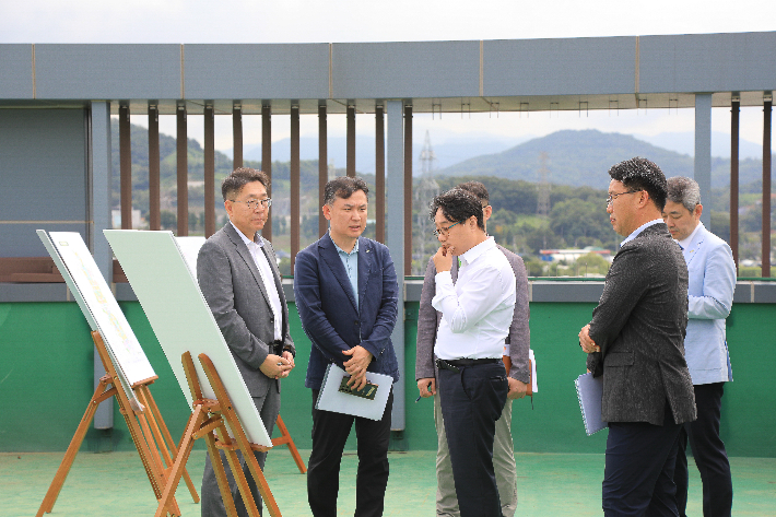 LH 이성훈 사장이 광명시흥 사업지구 현장을 찾아 브리핑을 받고 있다. LH 제공