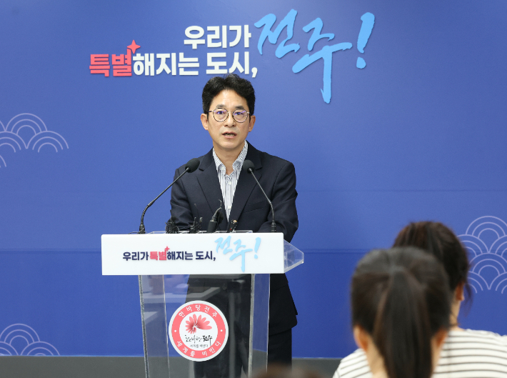 2일 기자회견 중인 강병구 전주시 자원순환녹지국장. 전주시 제공