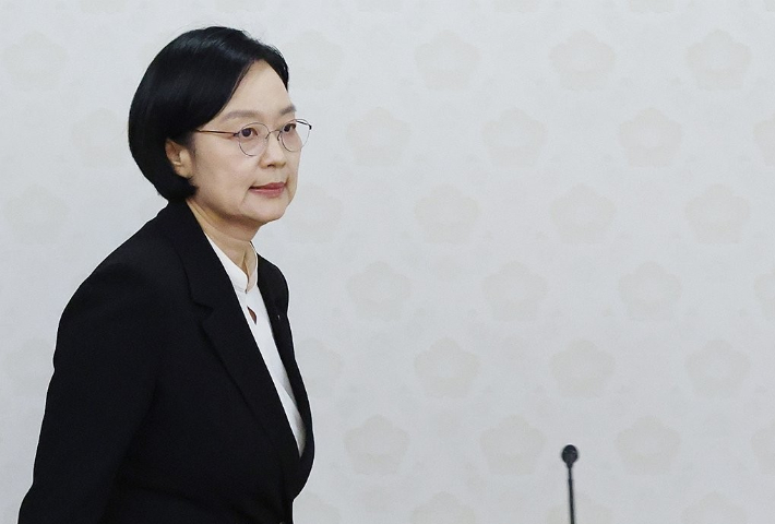 한성숙 국무총리가 1일 서울 종로구 정부서울청사에서 열린 국토대전환 범정부 추진협의회 제4차 회의에 입장하고 있다. 연합뉴스