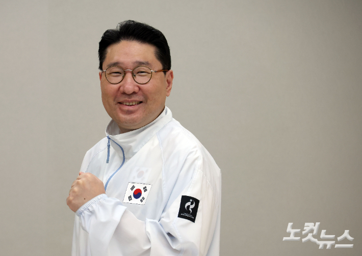 '원팀 코리아의 정신으로!' 이상현 '2026 아이치·나고야 아시안게임' 대한민국 선수단장이 1일 서울 강남구 (주)태인 사무실에서 CBS노컷뉴스와 인터뷰에서 선전을 다짐하는 포즈를 취하고 있다. 황진환 기자