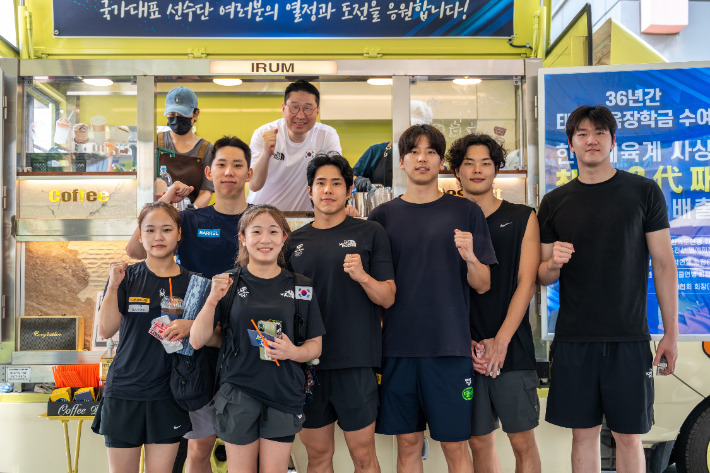 이상현 선수단장이 지난달 진천 국가대표 선수촌에서 커피차를 운영하면서 여서정(왼쪽) 등 체조 선수들과 기념 촬영한 모습. 이상현 단장 