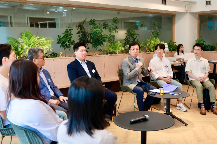 이병권 중소벤처기업부 제2차관이 2일 서울특별시 성동구 KT&G 상상플래닛에서 열린 '청년 소상공인 사회안전망 구축을 위한 정책간담회'에서 청년 소상공인의 창업·경영 애로 사례를 청취하고 있다. 중소벤처기업부 제공