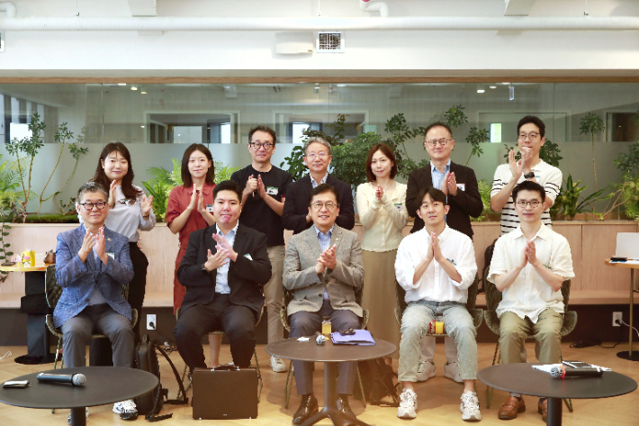 이병권 중소벤처기업부 제2차관이 2일 서울특별시 성동구 KT&G 상상플래닛에서 열린 '청년 소상공인 사회안전망 구축을 위한 정책간담회'에서 참석자들과 기념촬영을 하고 있다. 중소벤처기업부 제공