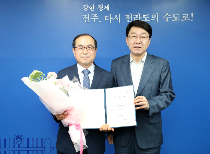 이연상 전주시설관리공단 이사장(왼쪽)이 지난 2024년 10월 7일 우범기 전 전주시장으로부터 임명장을 받았다. 전주시 제공