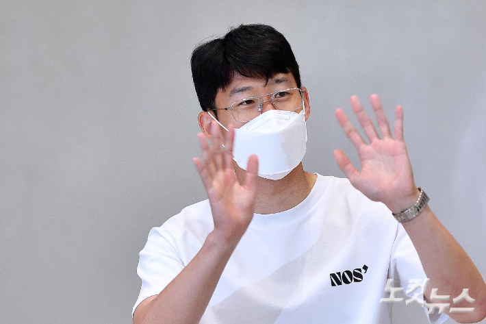 2021-2022 잉글랜드 프로축구 프리미어리그(EPL) 골든 부트(득점왕 트로피)의 주인공 손흥민(29·토트넘)이 24일 오후 인천국제공항을 통해 귀국하고 있다. 인천공항=박종민 기자