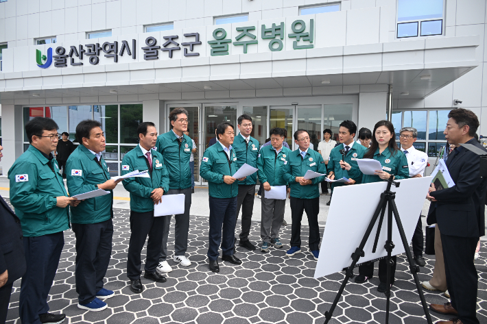 2일 진료 개시를 앞둔 울주병원을 찾은 정우식 의장을 비롯한 울주군의회 의원들이 병원 관계자로부터 준비상황을 보고받고 있다. 울주군의회 제공