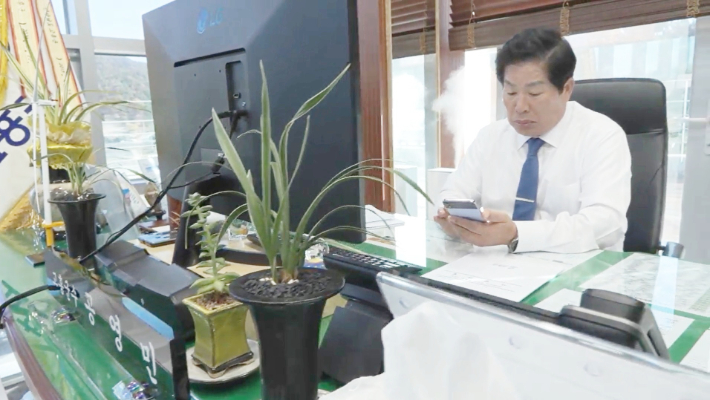 공영민 고흥군수가 365 군민소통폰으로 접수된 군민들의 의견을 확인하고 있다. 고흥군 제공