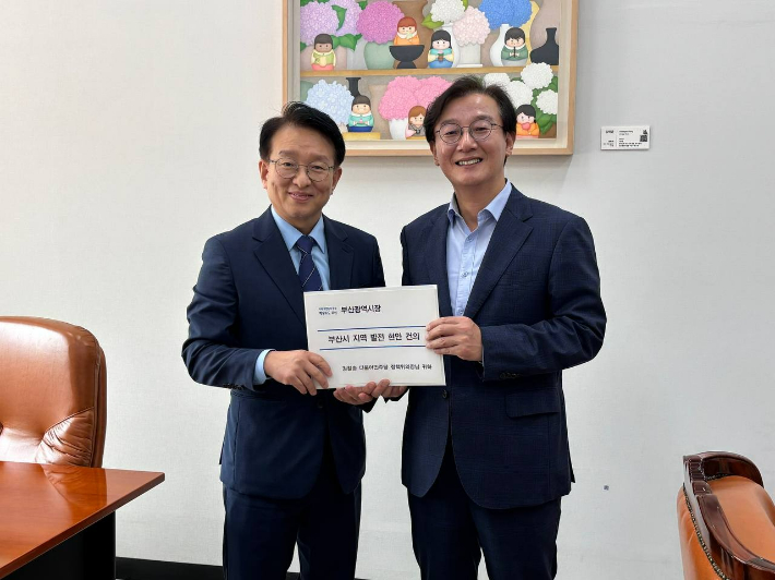 권칠승 더불어민주당 정책위의장과 전재수 부산시장. 부산시 제공