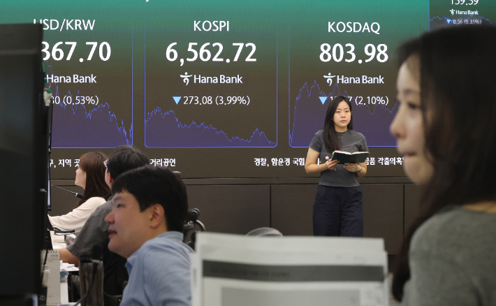 2일 서울 중구 하나은행 딜링룸 전광판에 코스피, 코스닥 지수 종가가 표시돼있다. 코스피는 전장보다 273.08포인트(3.99%) 하락한 6562.72에 장을 마치며 지난달 28일 이후 3거래일 만에 내림세로 돌아섰다. 연합뉴스