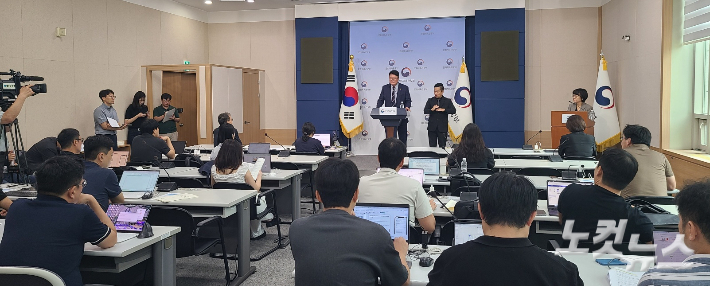 문체부 김대현 제2차관이 2일 정부서울청사에서 열린 국가스포츠정책위원회 사전브리핑에서 답변하고 있다. 동규기자