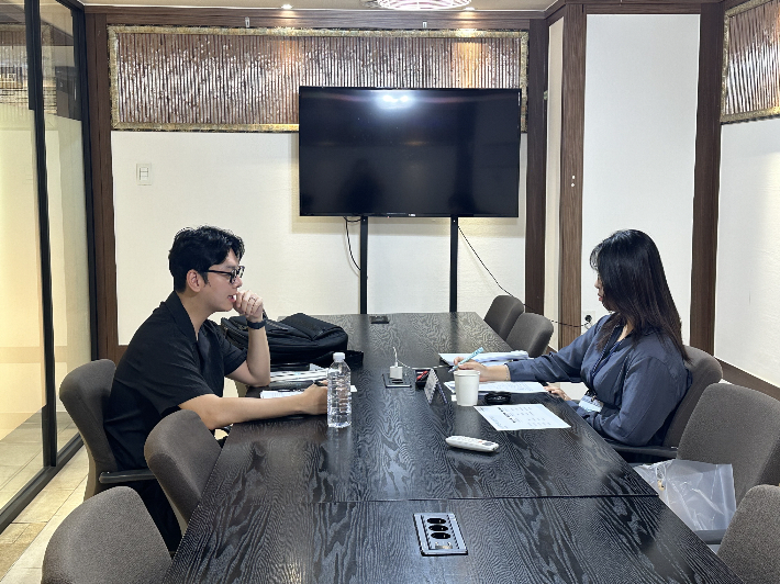 한수원 관계자가 중소기업 혁신제품 올인원 컨설팅 중 1대1 상담을 진행하고 있다. 한수원 제공
