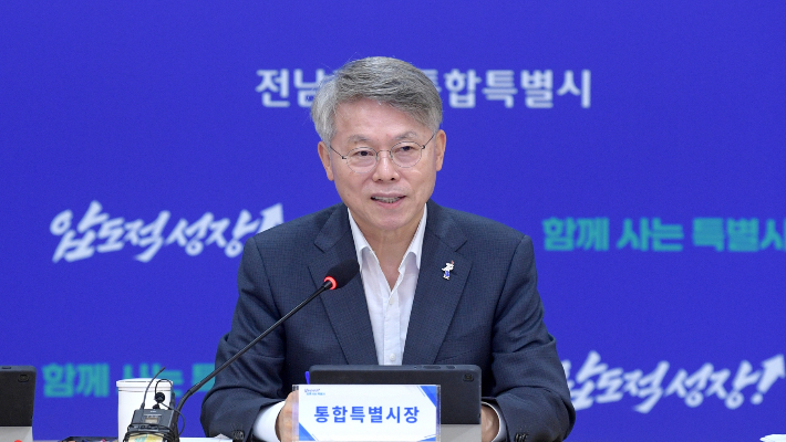 민형배 전남광주통합특별시장이 2일 광주청사 소회의실에서 열린 간부회의를 주재하고 있다. 전남광주통합특별시 제공