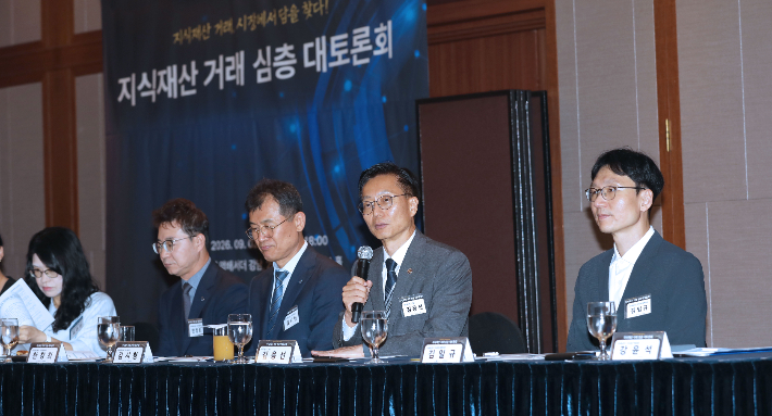 김용선 지식재산처장이 '지식재산 거래 심층 대토론회'에서 질의에 답변하고 있다. 지식재산처 제공