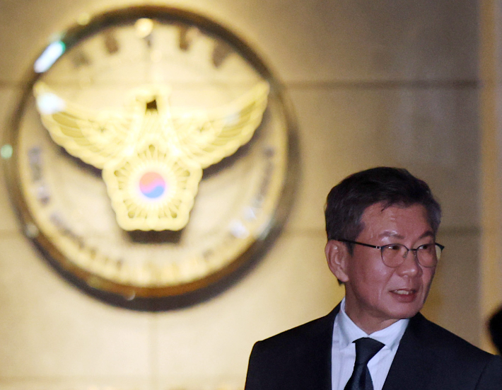 홍명보 전 축구대표팀 감독 선임 과정에 부당하게 개입했다는 의혹을 받는 정몽규 전 대한축구협회 회장이 지난 2일 경찰 조사를 마친 뒤 서울경찰청 광역수사단 금융범죄수사대를 나서고 있다. 연합뉴스