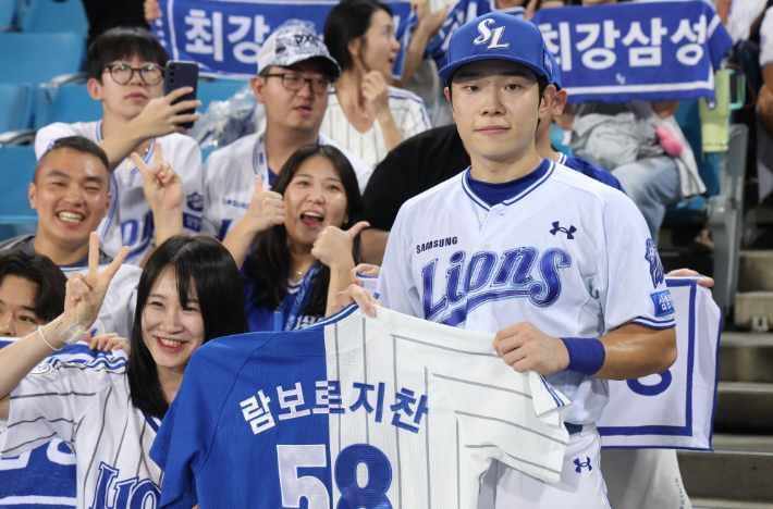 삼성 김지찬이 2일 경기 수훈 선수 인터뷰를 마친 뒤 포즈를 취한 모습. 삼성 라이온즈 