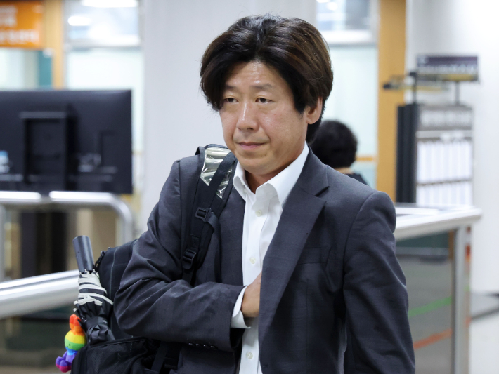 대장동 개발사업 민간업자 김만배씨에게 뇌물 50억원(세금 등 공제 후 25억원)을 수수한 혐의로 기소돼 1심에서 무죄를 선고받은 곽상도 전 국민의힘 의원의 항소심 첫 공판이 열린 1일 서울 서초구 서울고등법원에서 남욱 변호사가 증인 출석을 위해 법정으로 향하고 있다. 연합뉴스