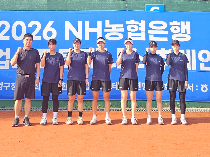 '2026 한국실업정구 추계연맹전대회' 여자 단체전 정상에 오른 문경시청 선수단. 연맹  