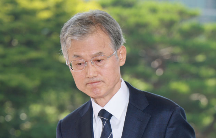 조희대 대법원장이 3일 서울 서초구 대법원으로 출근하고 있다. 연합뉴스