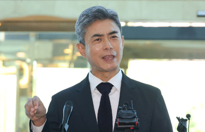 강신철 국방부 장관 후보자가 3일 청문회 준비 사무실이 차려진 서울 용산구 국방컨벤션으로 들어서며 취재진의 질문에 답하고 있다. 연합뉴스
