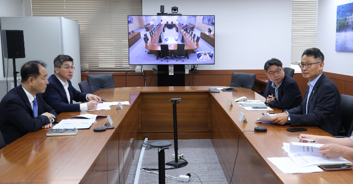 허장(오른쪽 끝) 재정경제부 차관이 3일 서울 종로구 정부서울청사에서 열린 '비상경제본부회의'를 주재하고 있다. 재정경제부 제공   