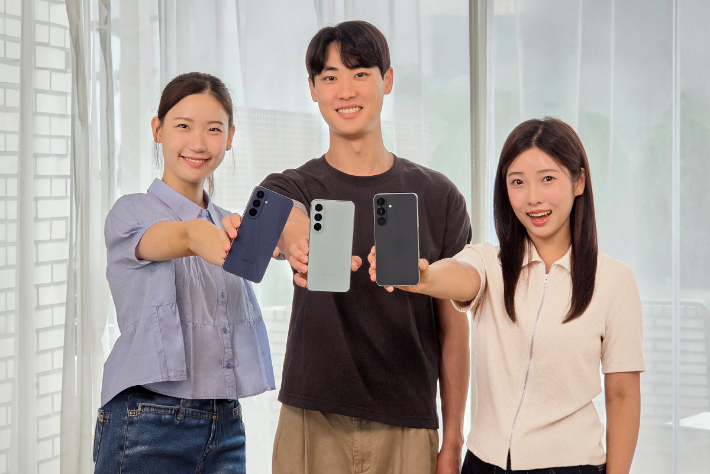 삼성전자 모델이 프리미엄 기능을 갖춘 '갤럭시 S26 FE'를 소개하는 모습. 삼성전자 제공
