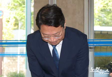 고개숙여 인사하는 김승원 법무장관 후보자