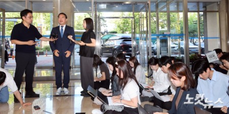 취재진 앞에 선 법무장관 후보자