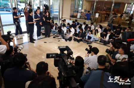 취재진 앞에 선 김승원 법무장관 후보자