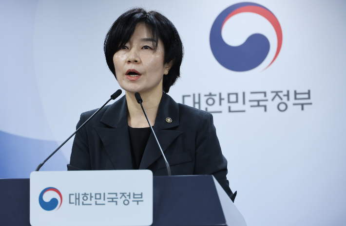 현수엽 보건복지부 1차관이 2일 서울 종로구 정부서울청사에서  아동학대 예방 및 대응 보완 대책을 발표하고 있다. 연합뉴스